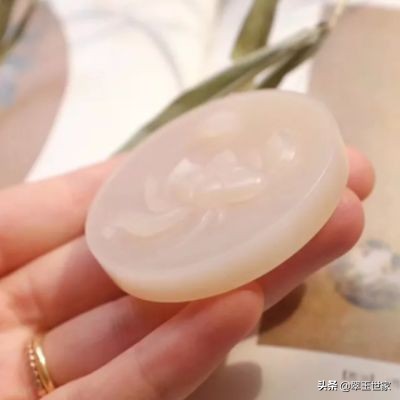 爱了！爱了！和田玉中最浪漫的颜色，价格还亲民
