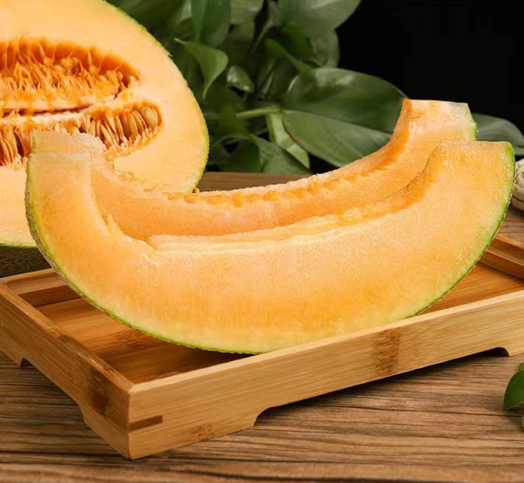 新疆吐鲁番火焰山脚下的哈密瓜,新疆葡萄沟吐鲁番的火焰山