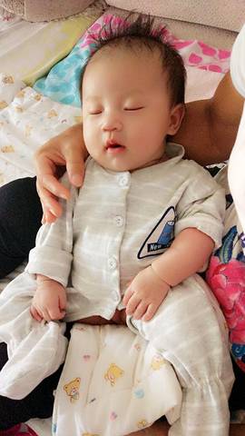 婴儿干性湿疹抹护肤品没有激素,宝宝湿疹要选抗过敏保湿护肤品