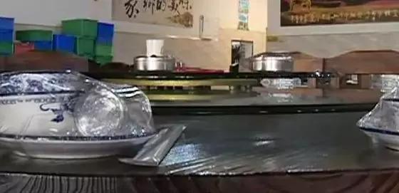 在餐厅吃饭，钢化玻璃餐桌突然炸裂碎成渣还冒烟：只摆了几道菜……担心你身边也有这样的“定时*弹炸**”
