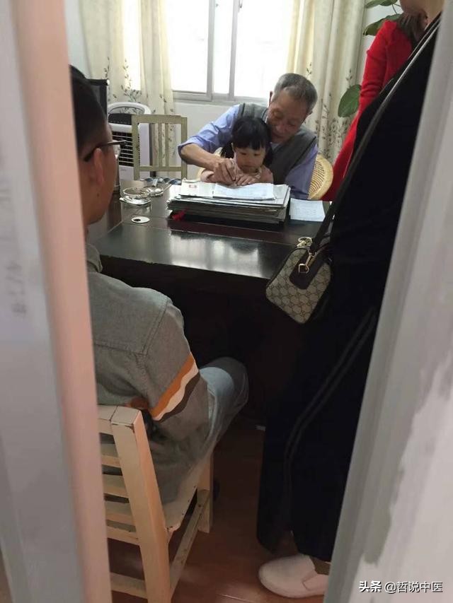 云南一个小县城有位悬壶济世的老中医，医术高明，看病却分文不取