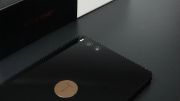 圆滑当道的锐利异类，坚果Pro上手体验——不错的备用机