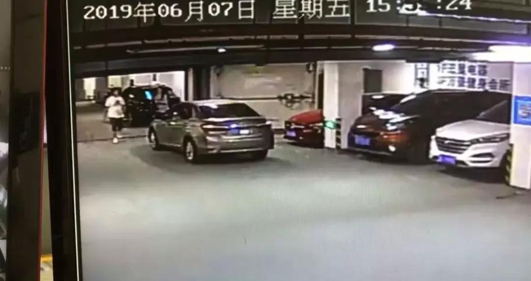 乱停车挡住别人被撞如何定性,乱停车被人遮挡牌照被处罚怎么办