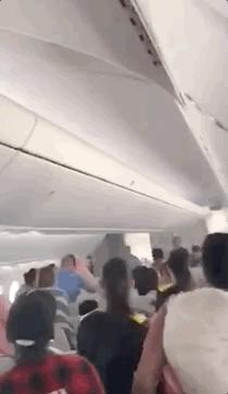 酷航飞新加坡迫降,万米高空飞机垂直坠落