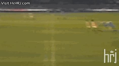 支点中锋踢前腰,足球支点中锋的位置和打法