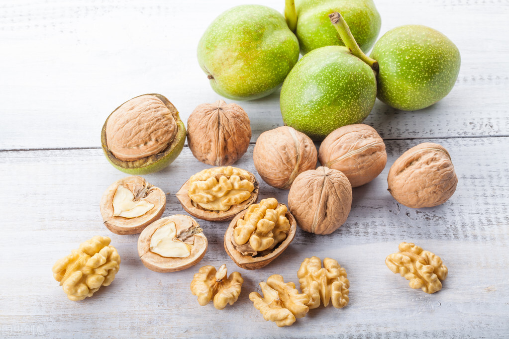 核桃汁让手变黑了怎么办,核桃汁用什么会洗掉