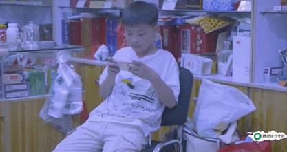 《敞开心扉的少年》孩子沉迷手机怎么办？找到原因让孩子远离沉迷