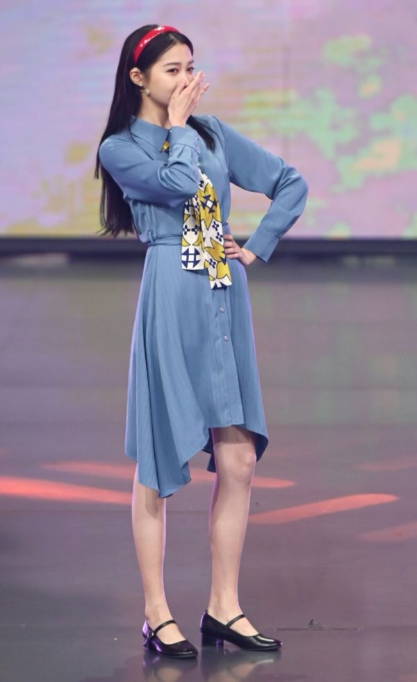 关晓彤亮闪闪的眼妆,关晓彤用口红涂眼妆