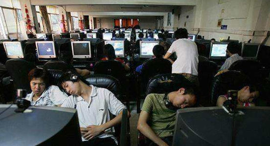 为什么网吧老板不会赶走蹭睡的人,网吧为啥老板从来不上网