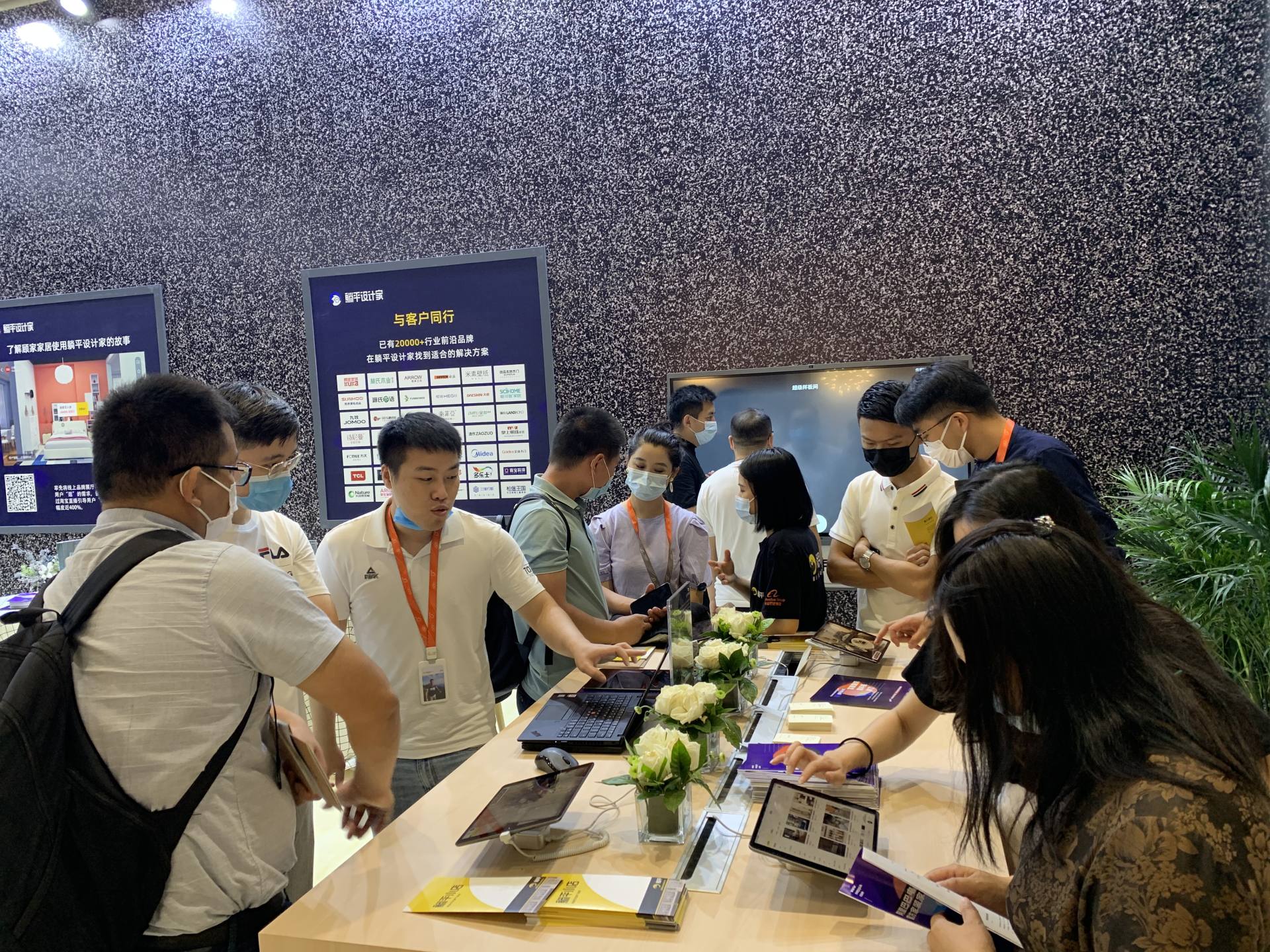 搭载躺平设计家线下门店解决方案天格地板新零售“大象起舞”