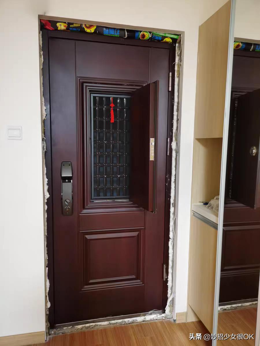 工人贴砖墙砖不平,贴地板砖工人有啥坏处