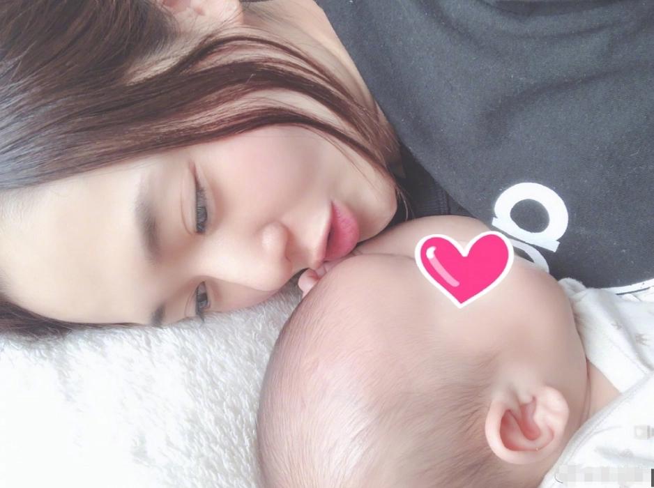 苍井空晒与双胞胎儿子合照，脸圆嘟嘟很可爱，母乳问题已经解决了