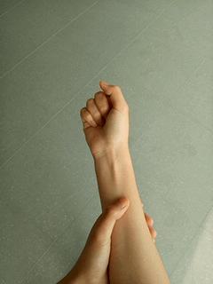 弯不下腰做什么动作,弯不下去腰正骨手法