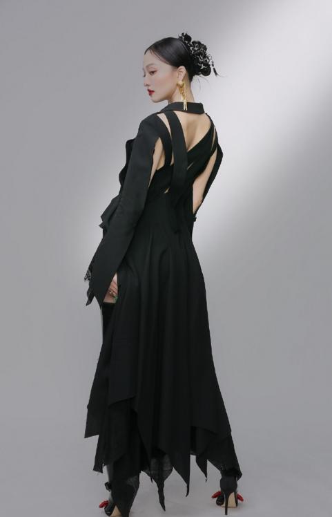 张韶涵白色露脐装搭配黑色长裙,张韶涵最新机场秀穿了黑白配