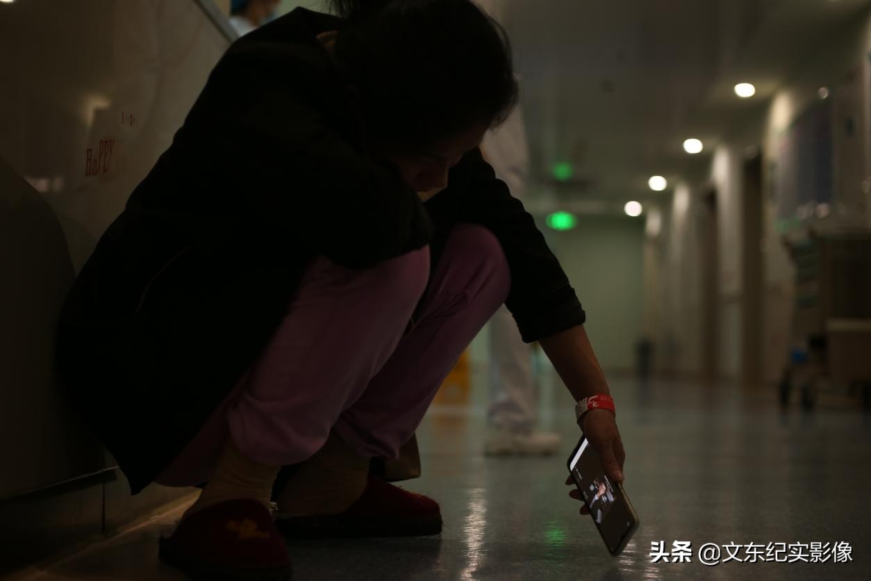 5旬大妈意外自救,五旬大妈冒着生命危险