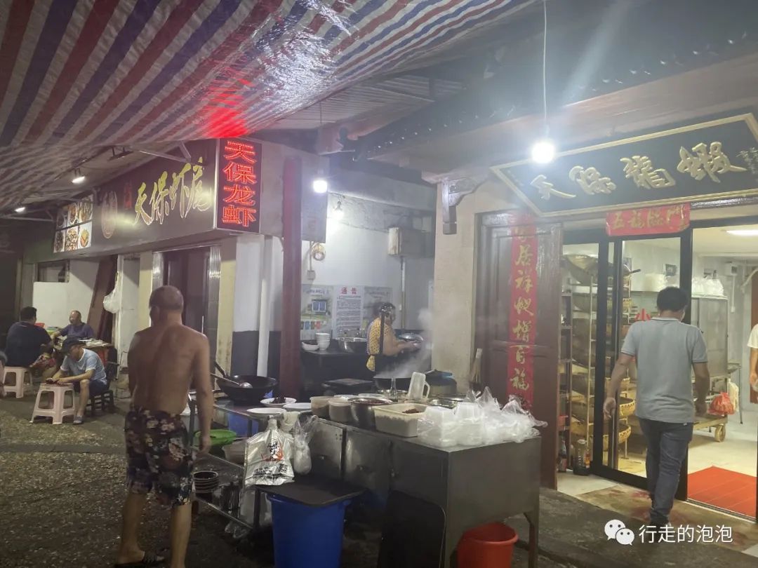 「岳阳攻略」被誉为“湖南夜宵扛把子”的烧烤城，还是小龙虾基地