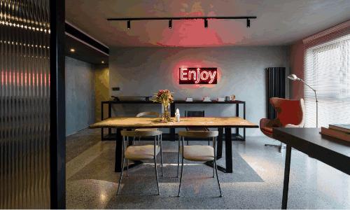 98年纹身师一人宅，酷炫工业风，家里一半面积是客厅