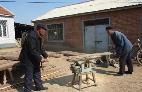 有人收玉米芯吗多少钱一斤,有人专门去农村收旧木头