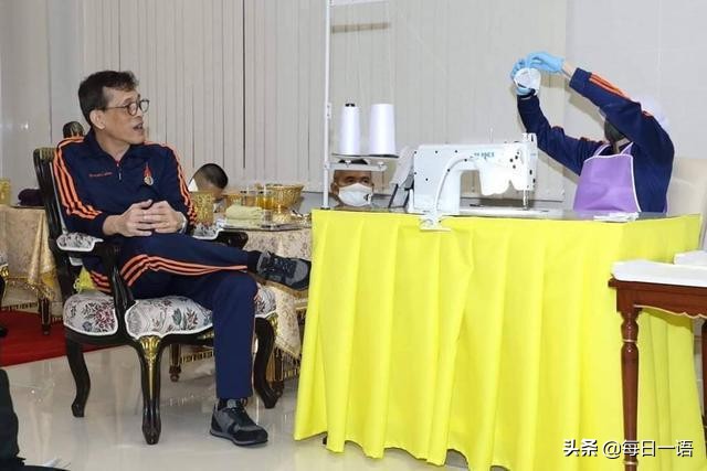 花心泰王也温柔?结婚周年陪王后穿情侣装,满脸宠溺给娇妻打下手