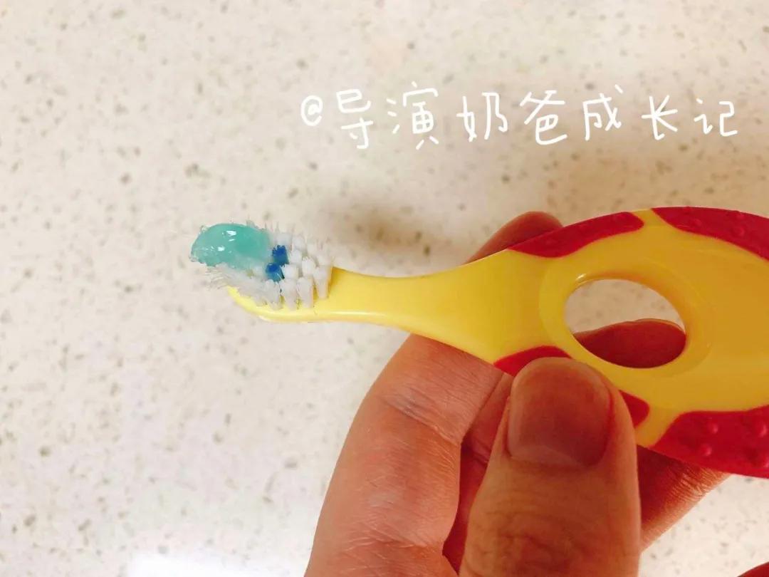 刚开始给宝宝刷牙用什么样的牙刷,宝宝用哪种牙刷刷牙比较好