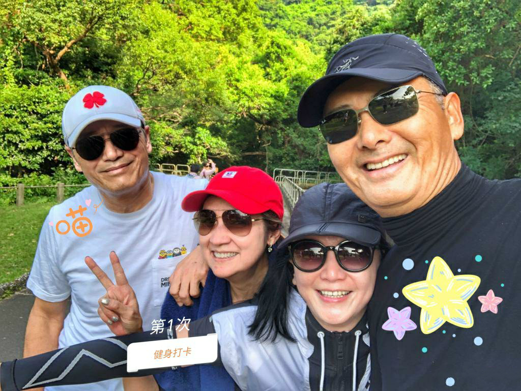 周润发谭咏麟爬山图片,周润发与谭咏麟同框