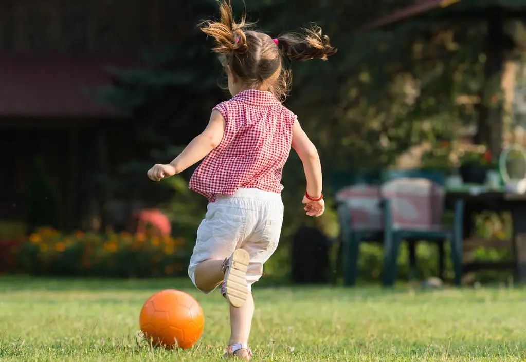 想让小孩学足球走职业有多难,小孩学足球有前途吗