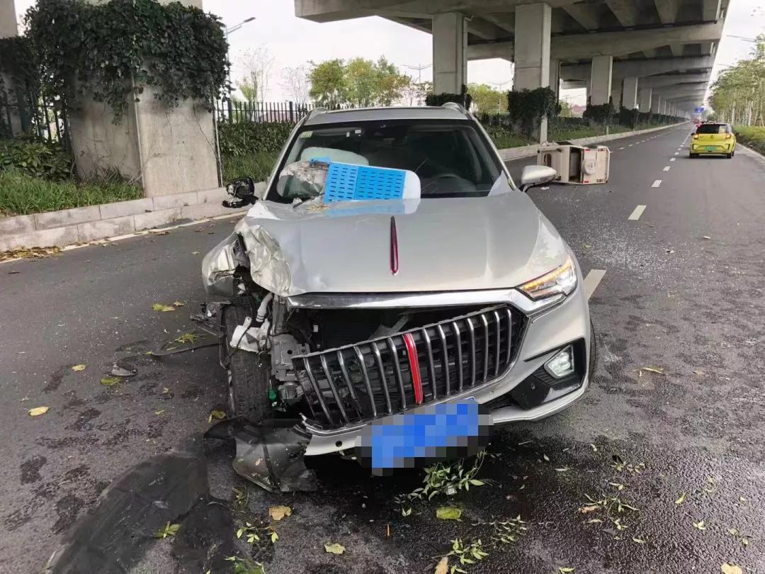 惊险车辆全部撞向货车,惊险轿车失控飞跃河堤开进河里