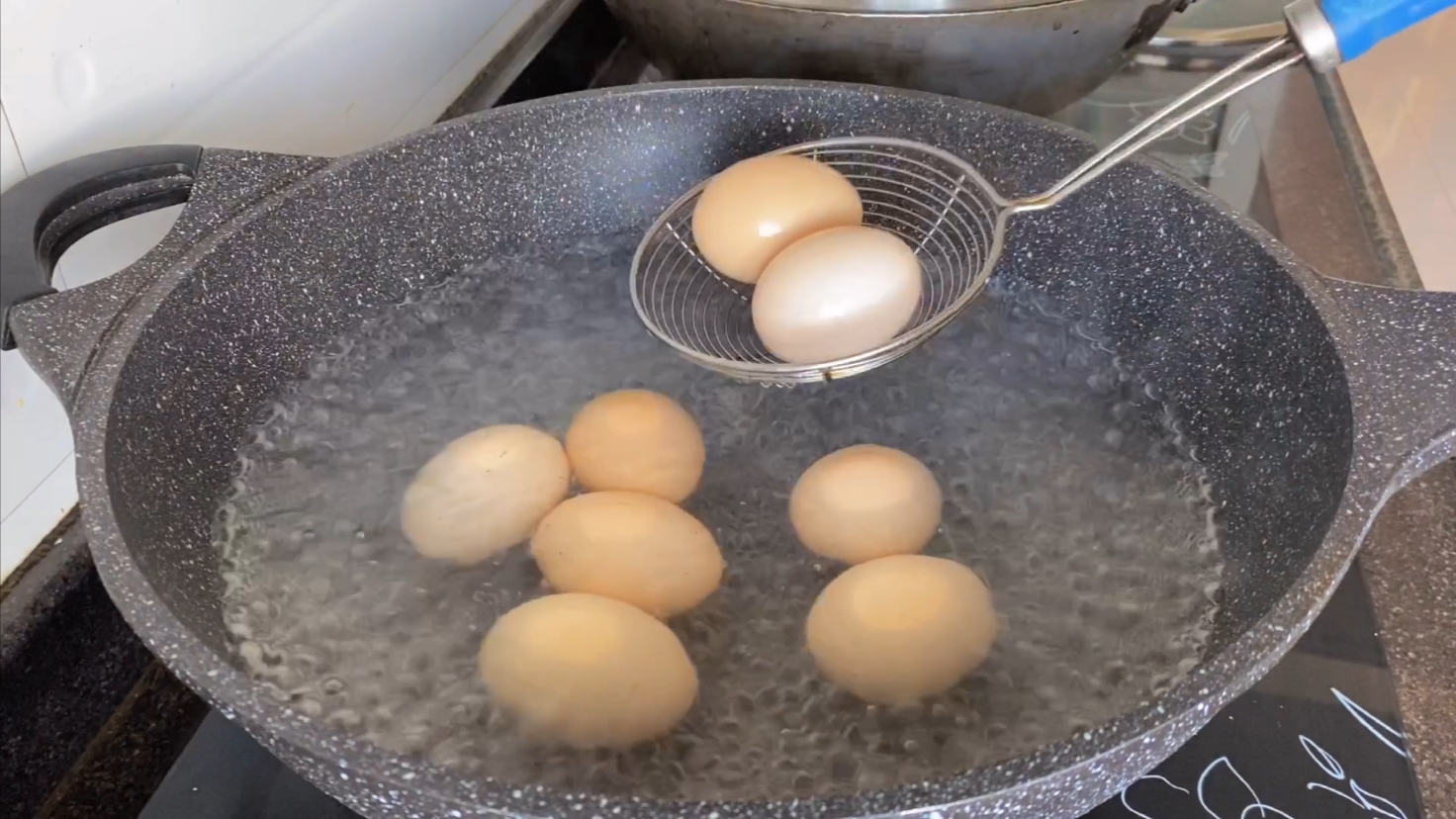 煮鸡蛋时，别直接下锅煮，老保姆教我一招，鸡蛋不会裂，特好剥皮