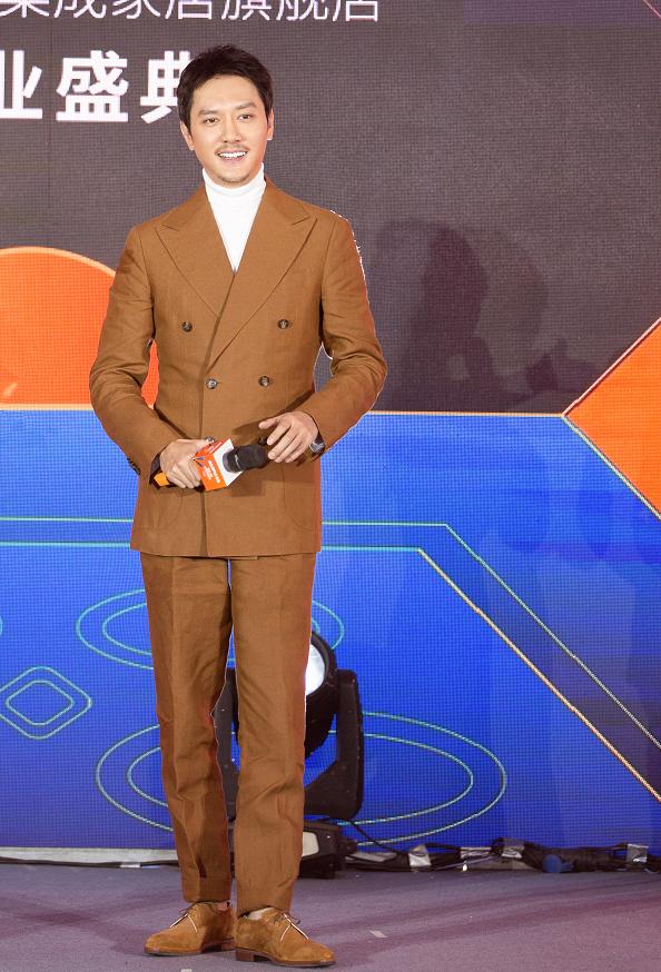 冯绍峰的穿搭是什么风格,冯绍峰白衣服西装