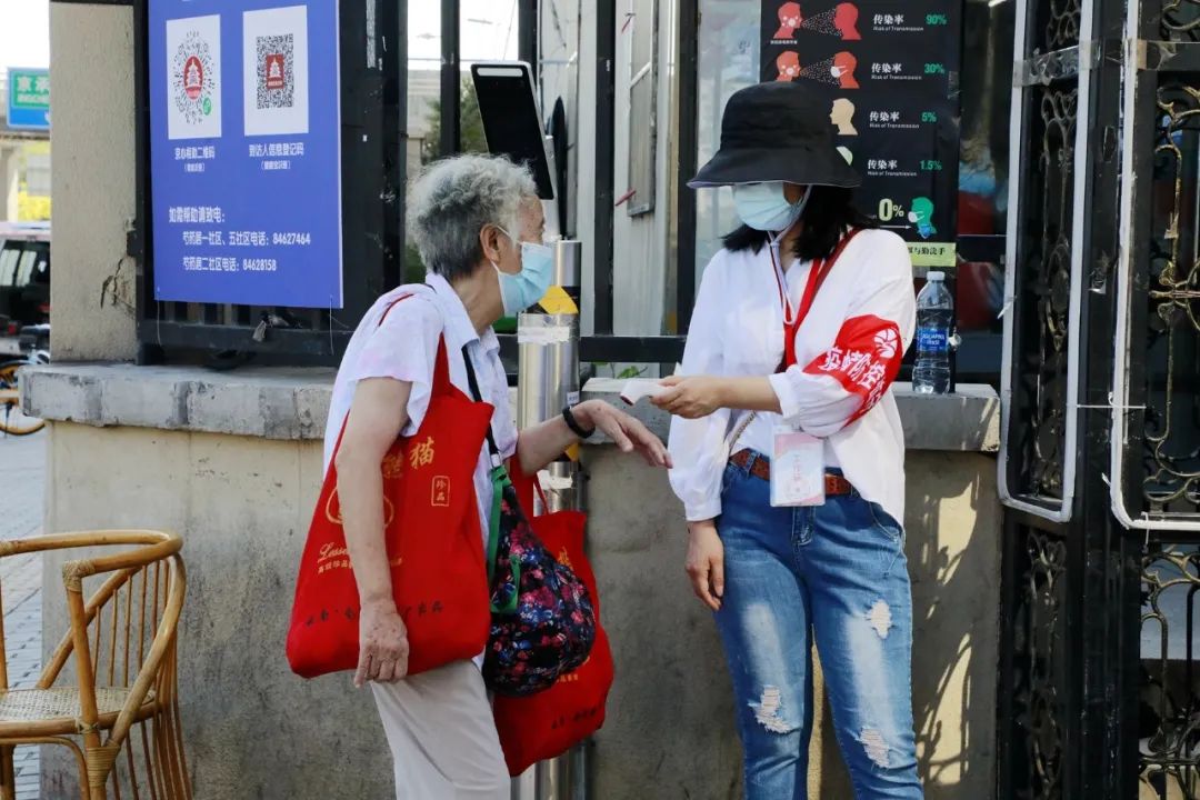 他们坚守在疫情防控一线,防控疫情他们在风雪中坚守