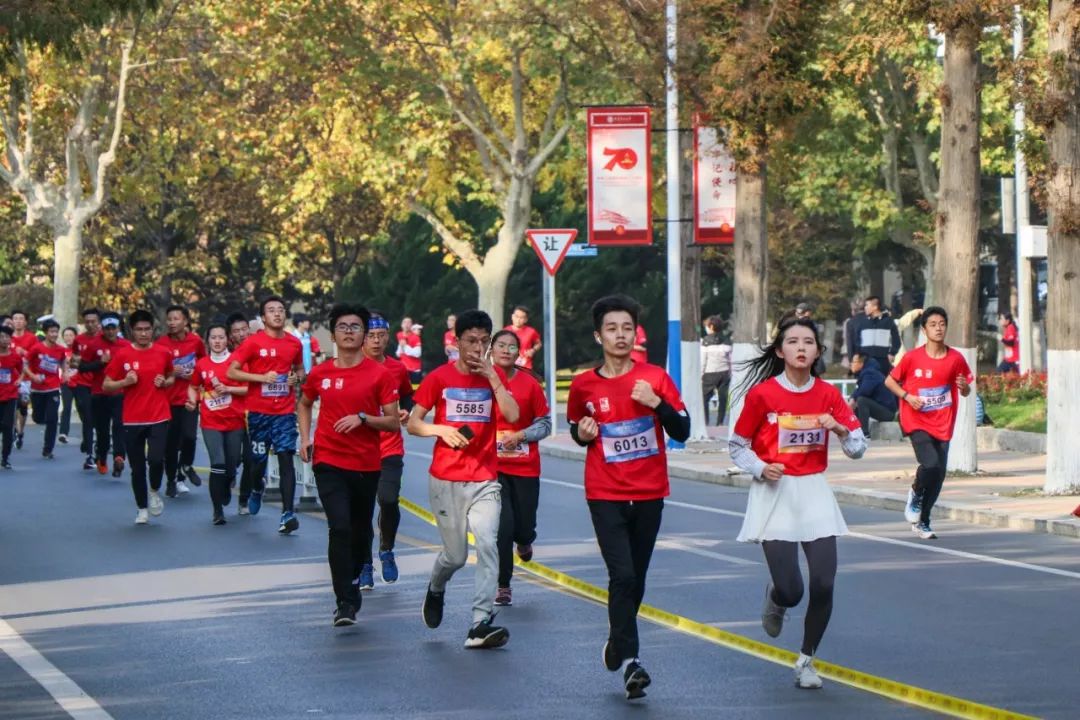 马拉松燃情开跑,2023半程马拉松鸣枪开跑