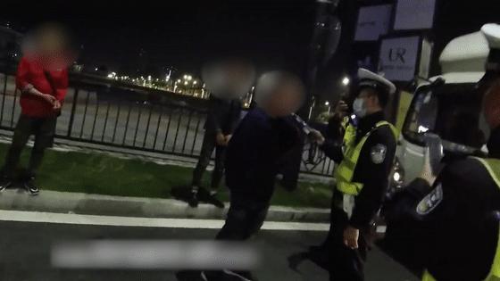 他无视交警拦停，开车撞倒雪糕筒一路逃走，走投无路仍不肯开车门！