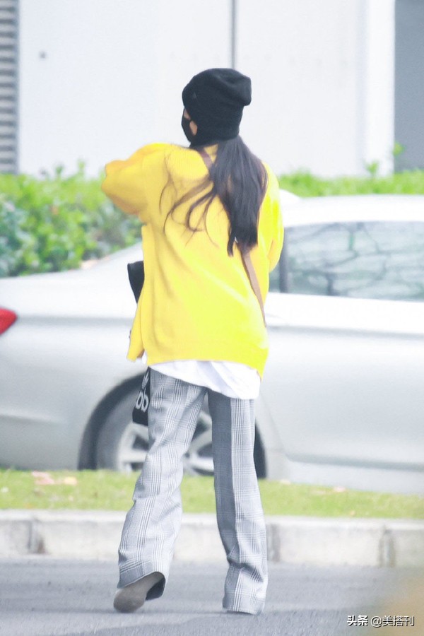 杨幂穿亮片毛衣搭配皮裤现身活动,杨幂最新私服夏天长袖绿色