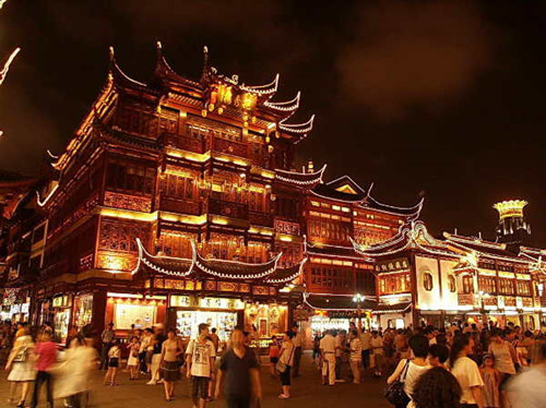 上海大都市繁华的老城隍庙,上海中心金碧辉煌的寺庙