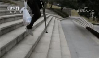 泪目瞬间快递小哥,单腿小哥冒雨送外卖