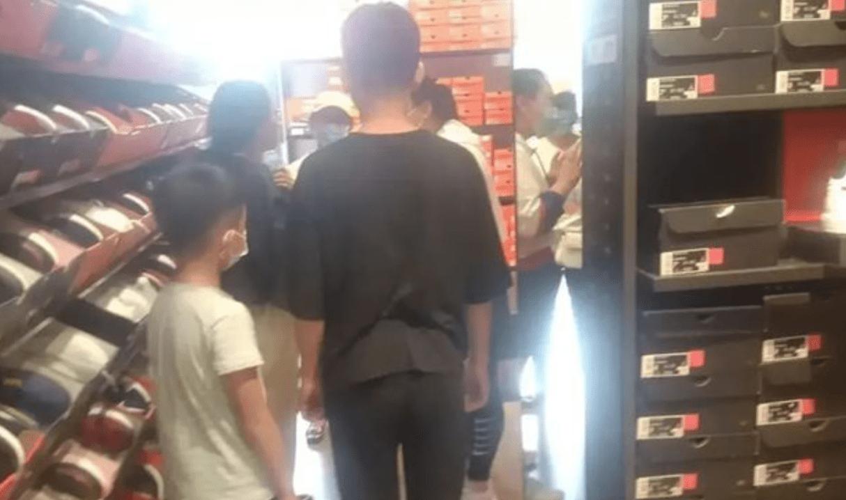 耐克遭歧视当事人回应 (因衣着简陋遭歧视男子耐克已道歉)