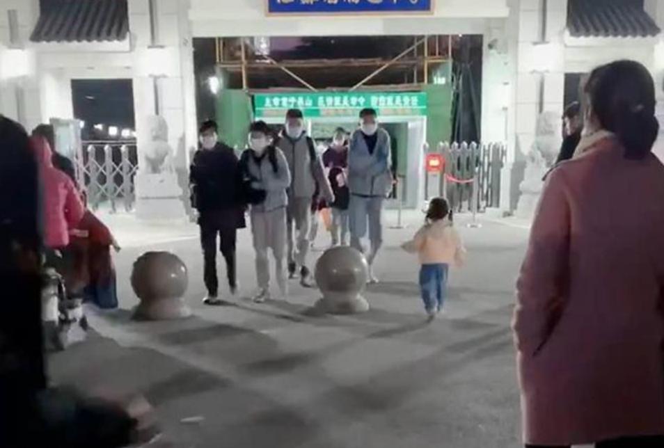 妹妹接哥哥下自习，哥哥一个动作瞬间感动网友，太暖了