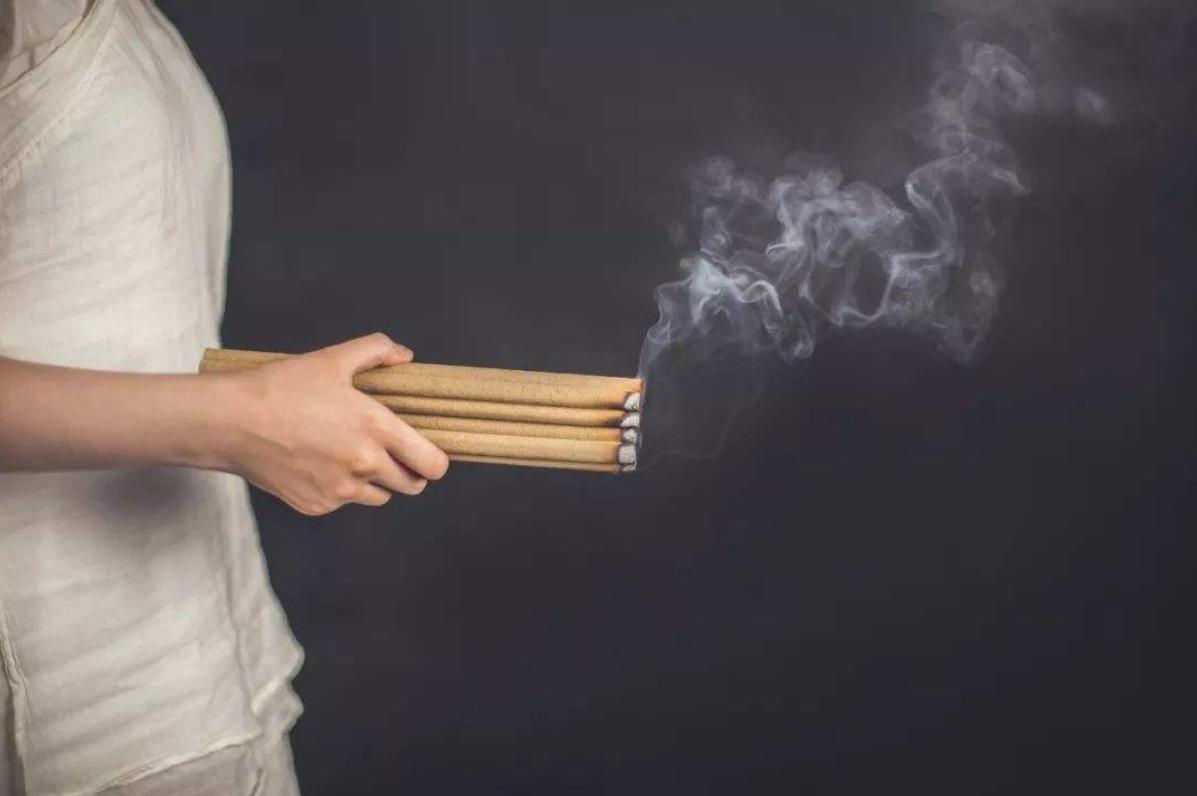 艾灸涌泉穴引火下行的正确方法,艾灸上火如何引火下行