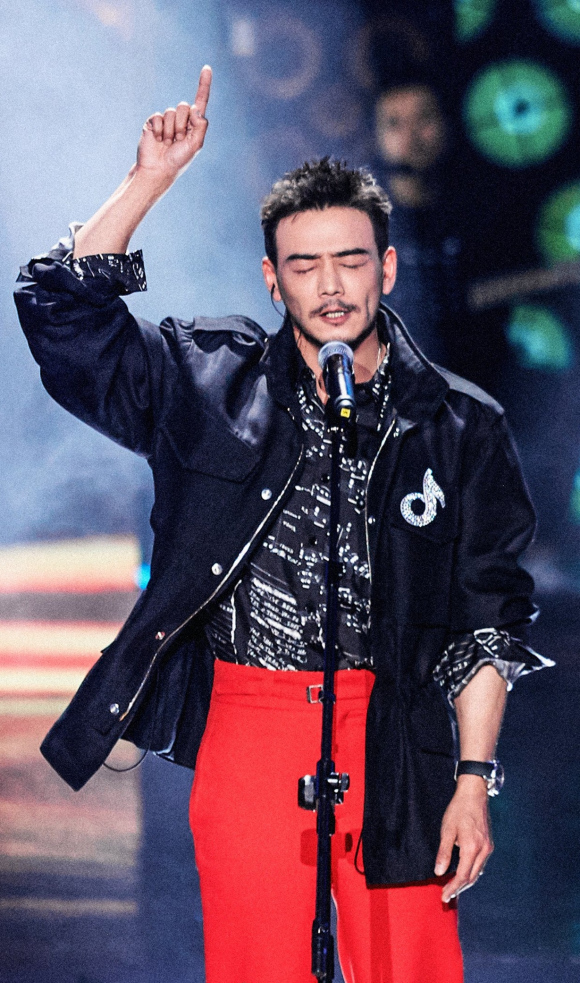 刘奕君杨烁朱亚文行走的荷尔蒙,行走的荷尔蒙杨烁和靳东谁更帅