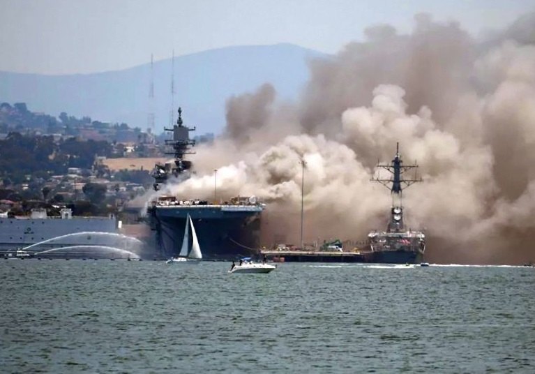 美军两栖攻击舰起火,美国二栖攻击舰和075对比