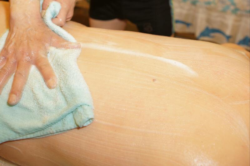 后背长痘痘该怎么改善肤质,后背长痘如何彻底解决