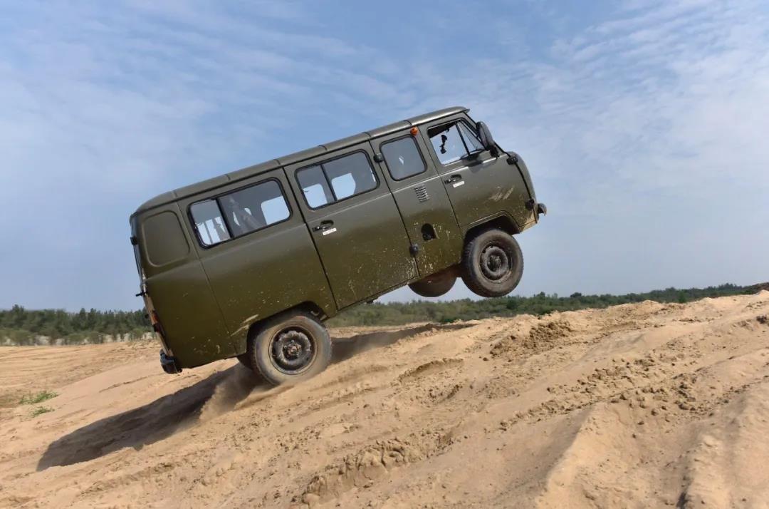 忘了三菱得利卡吧，我开“越野小面包”给你治肾结石