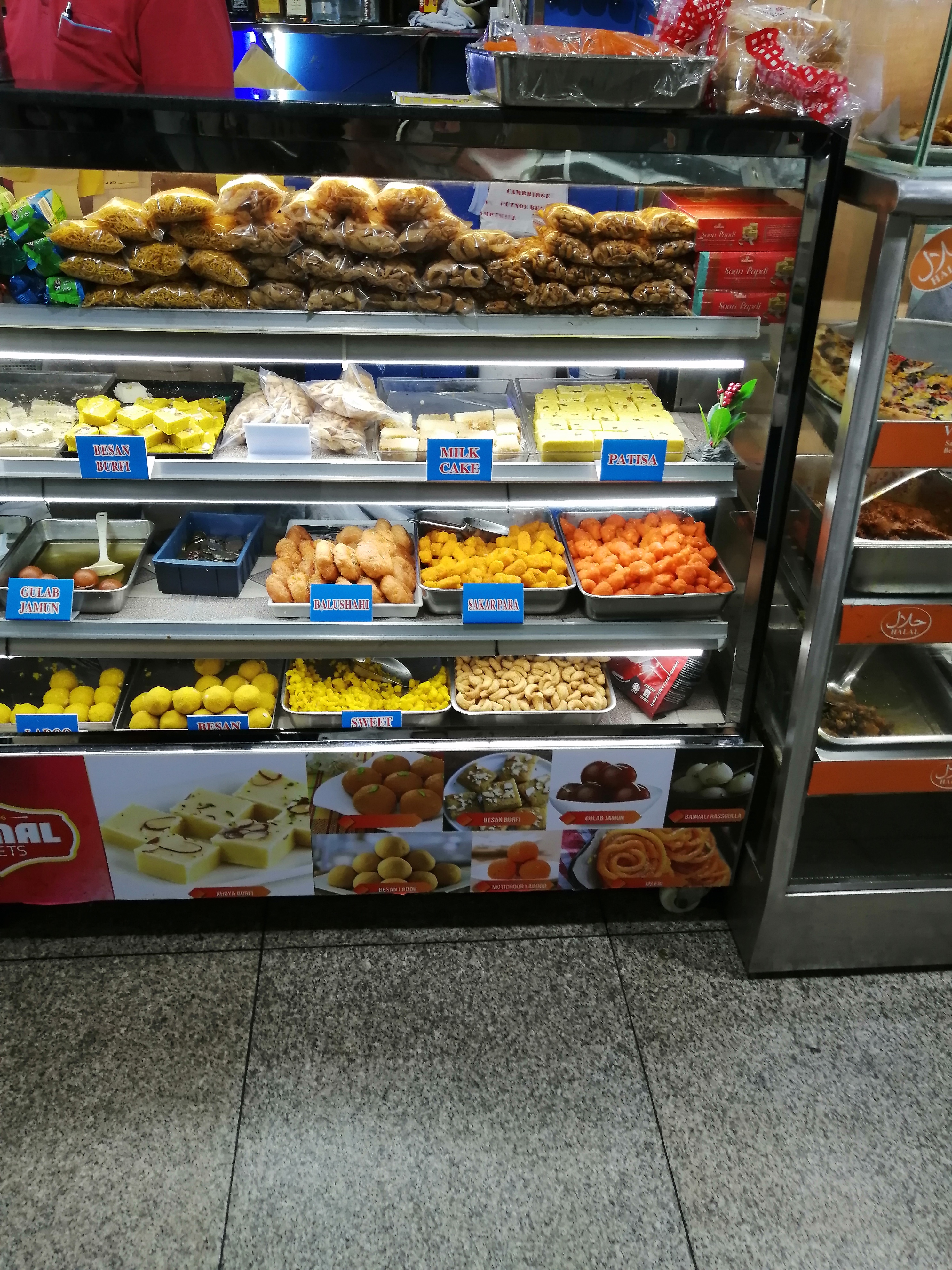 七月初香港游初印象-钓鱼的老人、性感的西方女游客、绘画的小孩