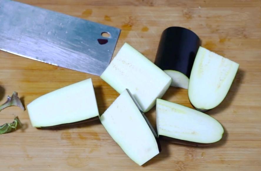 蒸茄子先蒸后炒,蒸茄子整个蒸还是撕开