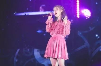 2年3位好友自杀!IU演唱途中获知具荷拉死讯,疑受打击唱不下去