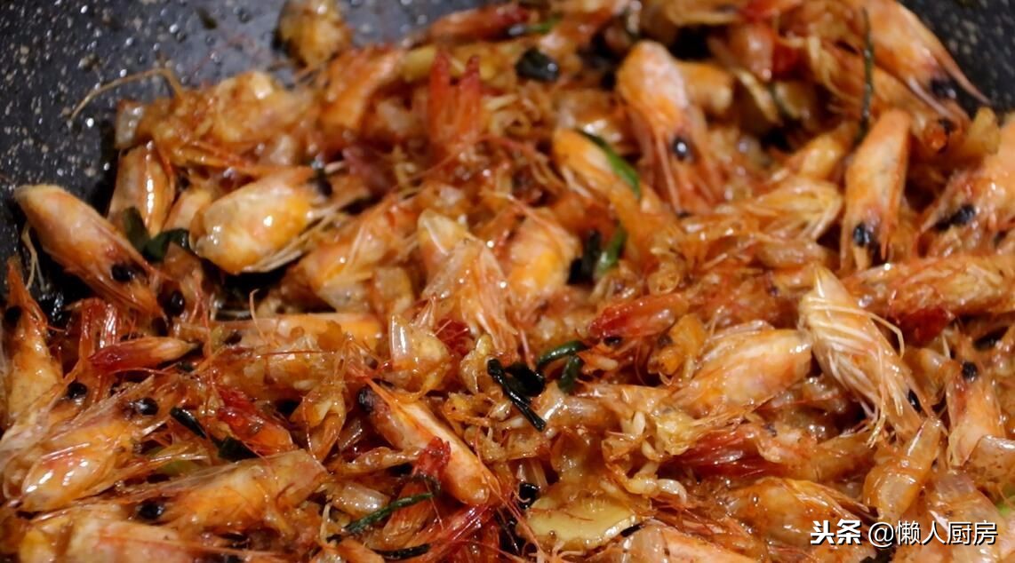 剥完虾仁,壳儿不要扔,这样简单一做,比浓汤宝还鲜,简单又好学