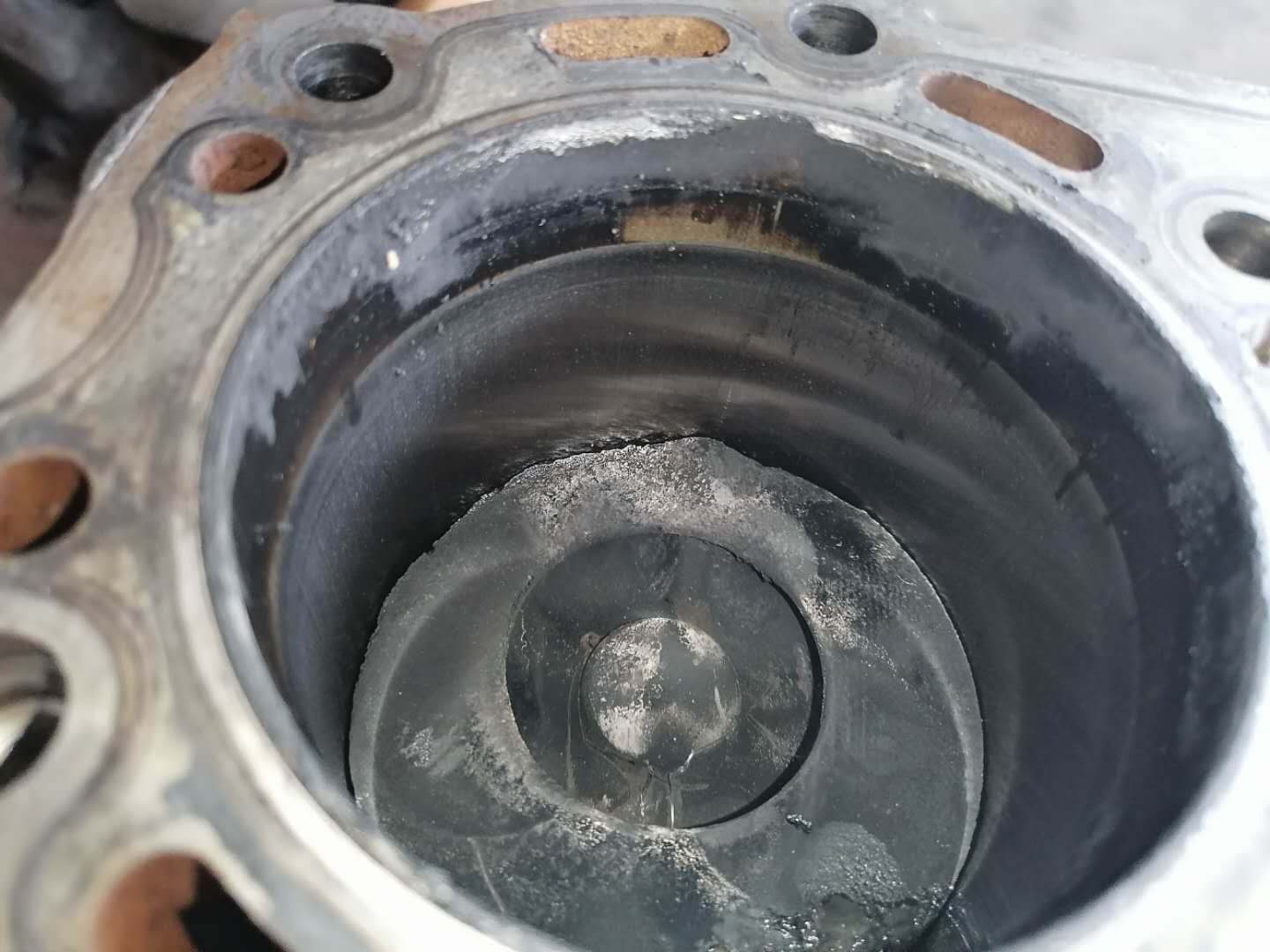 发动机冒白烟蓝烟烧机油,尾气大量冒蓝烟要不要大修发动机