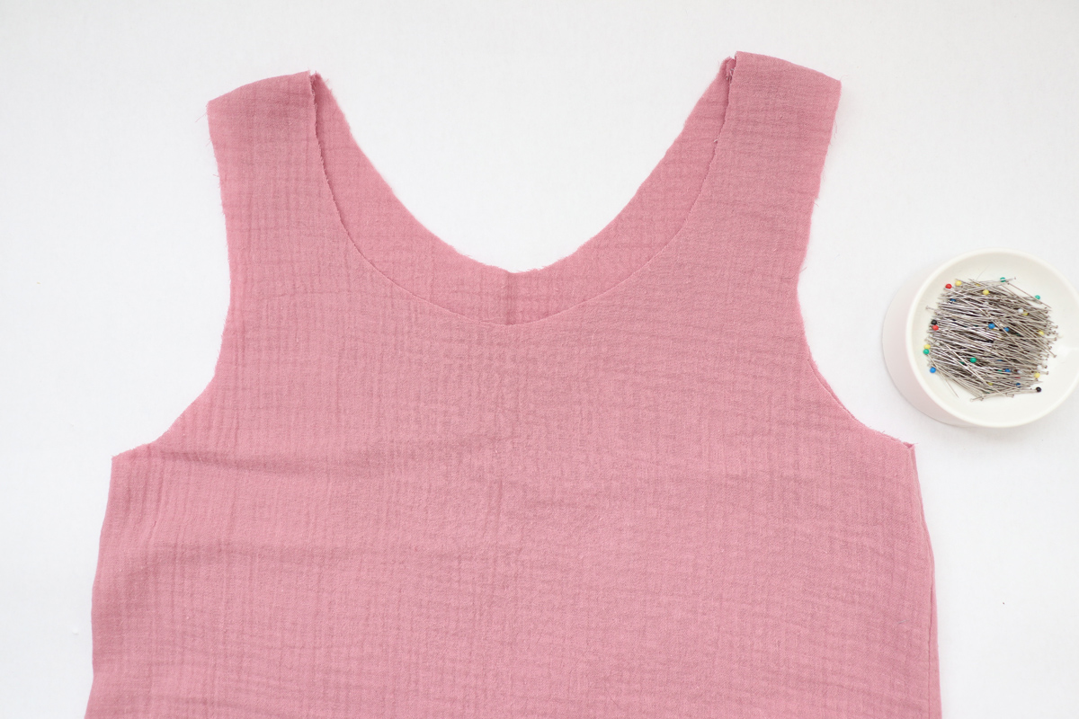 领口和领子的缝合方法,v领领口中间有三针平针缝合方法