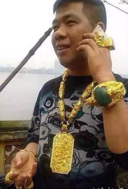 越南金哥戴黄金是真的吗,越南小伙每天戴13公斤黄金