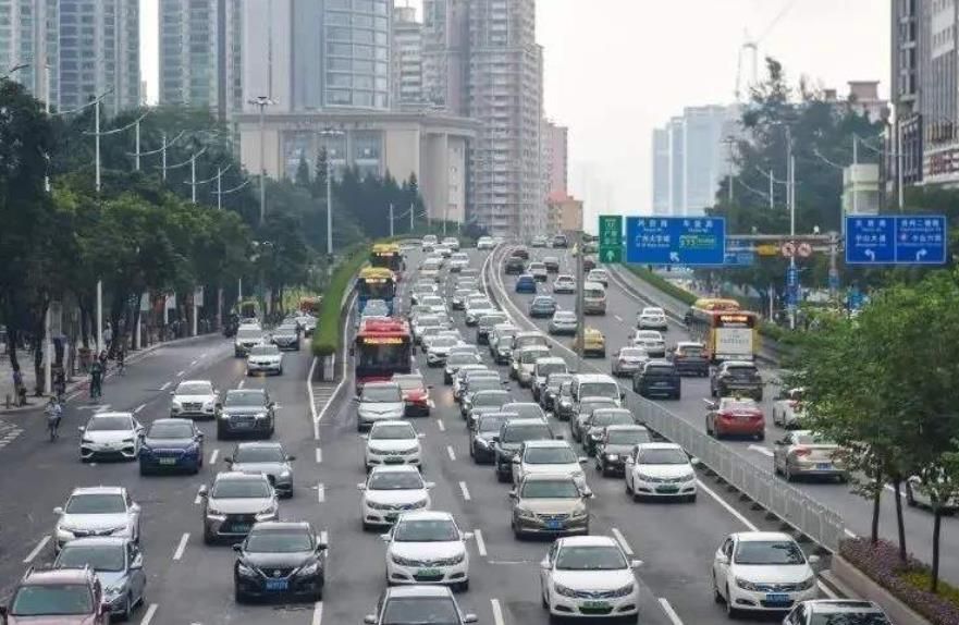 广州三条宽阔的城市大道，长度都超过十公里，能跟深圳道路媲美吗